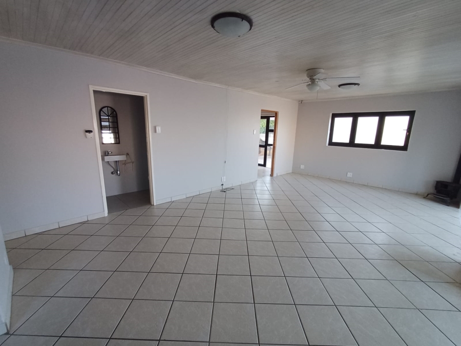 To Let 3 Bedroom Property for Rent in Wavecrest Eastern Cape